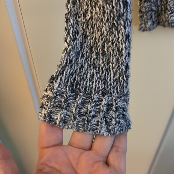 Hollister grey light knit pullover sweater, size XS - Picture 3 of 6